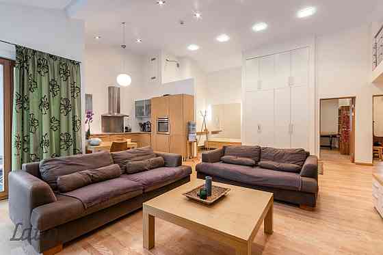 Pārdošanā plašs un funkcionāls 5 istabu dzīvoklis klusā pilsētas centra iekšpagalmā. Lieliska lokāci Rīga