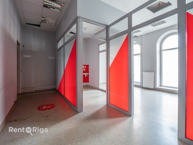 Tirdzniecības vai biroja telpas pretī Rīgas Cirkam.  Telpas divos stāvos - beletāžas stāvā Rīga - foto 4