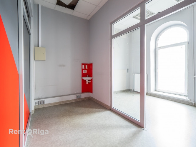 Tirdzniecības vai biroja telpas pretī Rīgas Cirkam.  Telpas divos stāvos - beletāžas stāvā Rīga - foto 7