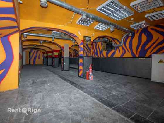 Zāle pagrabā pretī Rīgas Cirkam.  Telpas sastāv no vienas lielas zāles ap 100 kvm un palīgtelpām. Ir Рига