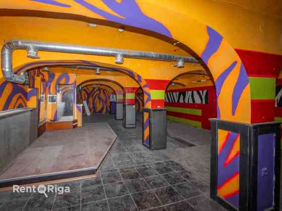 Zāle pagrabā pretī Rīgas Cirkam.  Telpas sastāv no vienas lielas zāles ap 100 kvm un palīgtelpām. Ir Рига