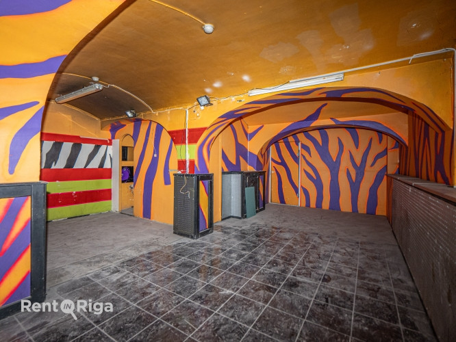 Zāle pagrabā pretī Rīgas Cirkam.  Telpas sastāv no vienas lielas zāles ap 100 kvm un palīgtelpām. Ir Рига - изображение 3