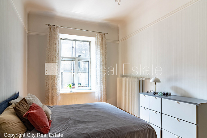 Renovēta māja, slēgts pagalms, ieeja no pagalma, kāpņu telpa pēc kapitālā remonta, logi Rīga - foto 6