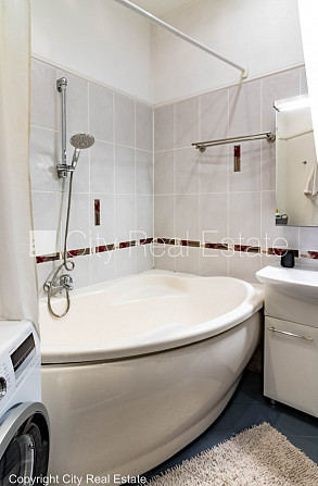 Renovēta māja, slēgts pagalms, ieeja no pagalma, kāpņu telpa pēc kapitālā remonta, logi Rīga - foto 14