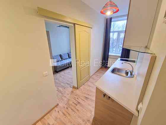 Здание во дворе, реновированный дом, закрытый двор, вход с улицы, лестничная Рига