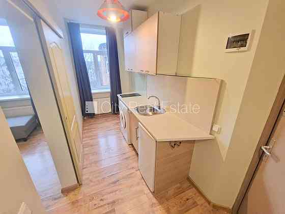 Здание во дворе, реновированный дом, закрытый двор, вход с улицы, лестничная Рига