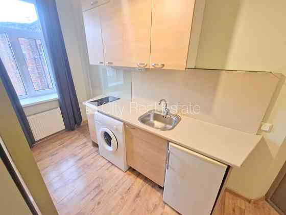 Здание во дворе, реновированный дом, закрытый двор, вход с улицы, лестничная Рига