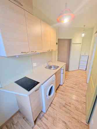 Здание во дворе, реновированный дом, закрытый двор, вход с улицы, лестничная Рига