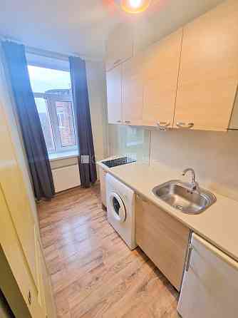 Здание во дворе, реновированный дом, закрытый двор, вход с улицы, лестничная Рига