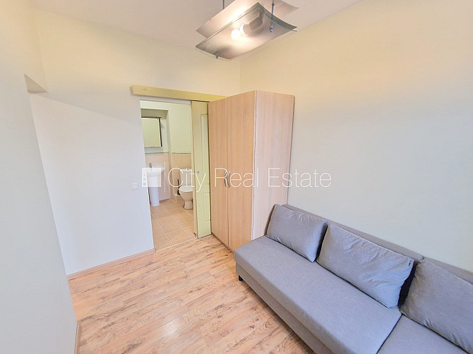 Здание во дворе, реновированный дом, закрытый двор, вход с улицы, лестничная Рига - изображение 8