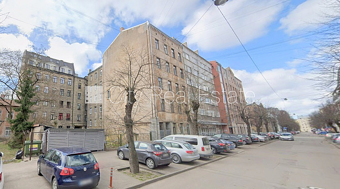 Здание во дворе, реновированный дом, закрытый двор, вход с улицы, лестничная Рига - изображение 18