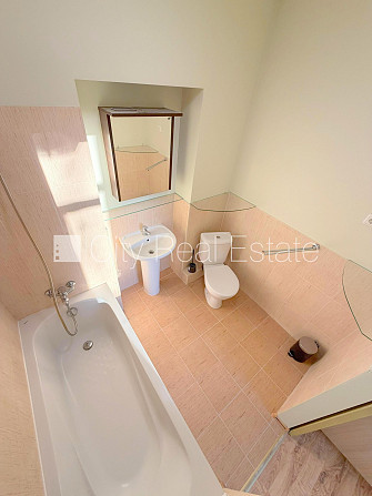 Здание во дворе, реновированный дом, закрытый двор, вход с улицы, лестничная Рига - изображение 12