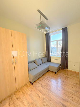 Здание во дворе, реновированный дом, закрытый двор, вход с улицы, лестничная Рига - изображение 7