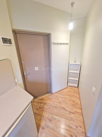 Здание во дворе, реновированный дом, закрытый двор, вход с улицы, лестничная Рига - изображение 14