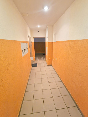 Здание во дворе, реновированный дом, закрытый двор, вход с улицы, лестничная Рига - изображение 16