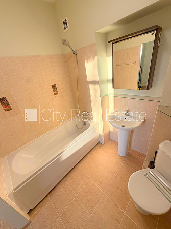 Здание во дворе, реновированный дом, закрытый двор, вход с улицы, лестничная Рига - изображение 13