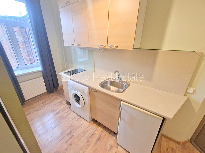 Здание во дворе, реновированный дом, закрытый двор, вход с улицы, лестничная Рига - изображение 2