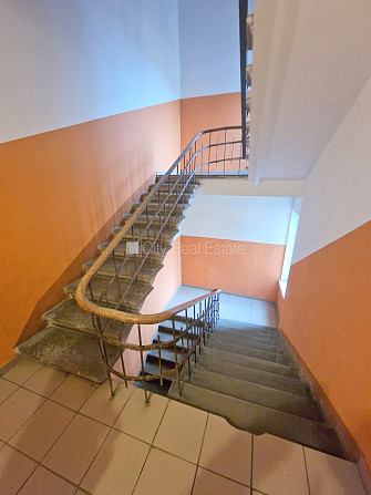 Здание во дворе, реновированный дом, закрытый двор, вход с улицы, лестничная Рига - изображение 15