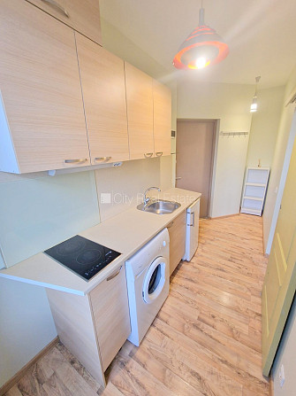 Здание во дворе, реновированный дом, закрытый двор, вход с улицы, лестничная Рига - изображение 6