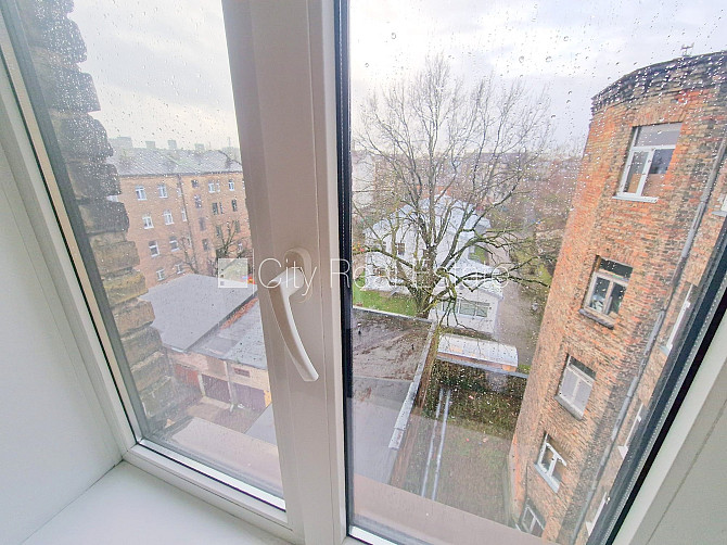 Здание во дворе, реновированный дом, закрытый двор, вход с улицы, лестничная Рига - изображение 9