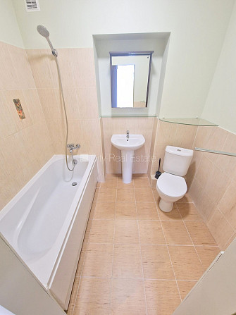 Здание во дворе, реновированный дом, закрытый двор, вход с улицы, лестничная Рига - изображение 11