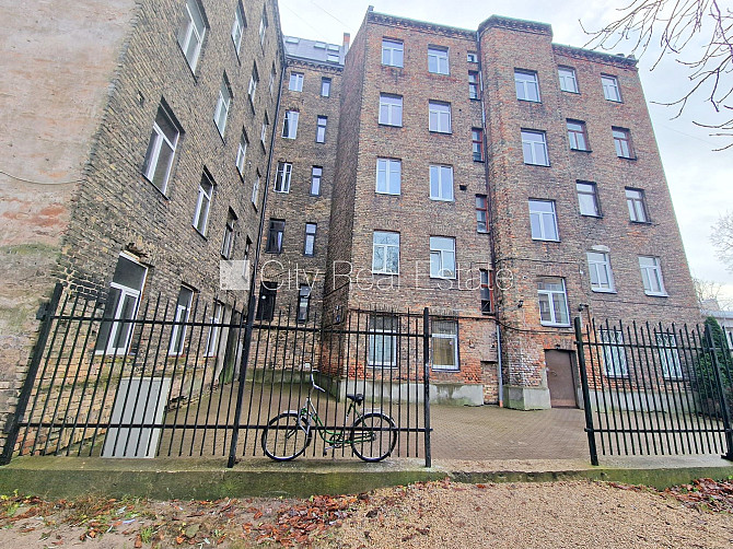 Здание во дворе, реновированный дом, закрытый двор, вход с улицы, лестничная Рига - изображение 17