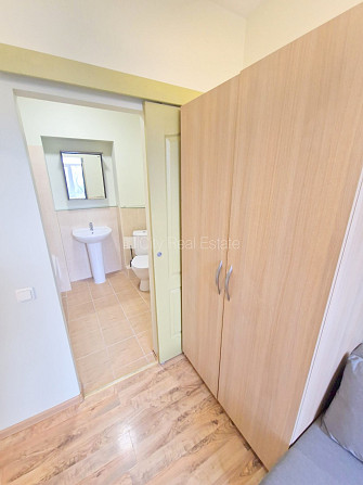 Здание во дворе, реновированный дом, закрытый двор, вход с улицы, лестничная Рига - изображение 10