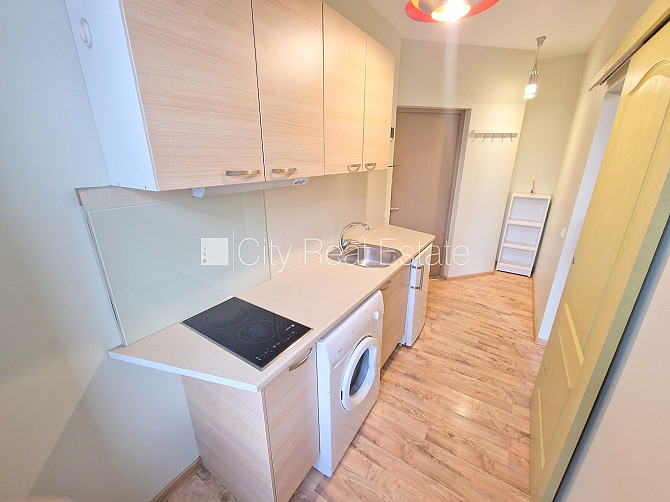 Здание во дворе, реновированный дом, закрытый двор, вход с улицы, лестничная Рига - изображение 4