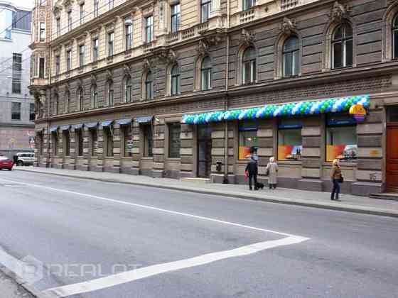 Pārdod objektu pašā pilsētas centrā. Kur dienā garām plūst vairāki tūkstoši gājēju. Telpas pēc rekon Rīga