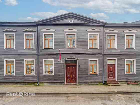 Реновированное двухэтажное деревянное здание в Агенскалнсе.  Общая площадь Рига
