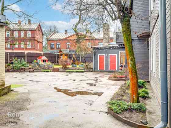 Реновированное двухэтажное деревянное здание в Агенскалнсе.  Общая площадь Рига