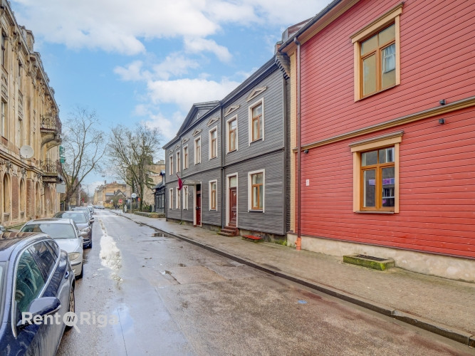Реновированное двухэтажное деревянное здание в Агенскалнсе.  Общая площадь Рига - изображение 3