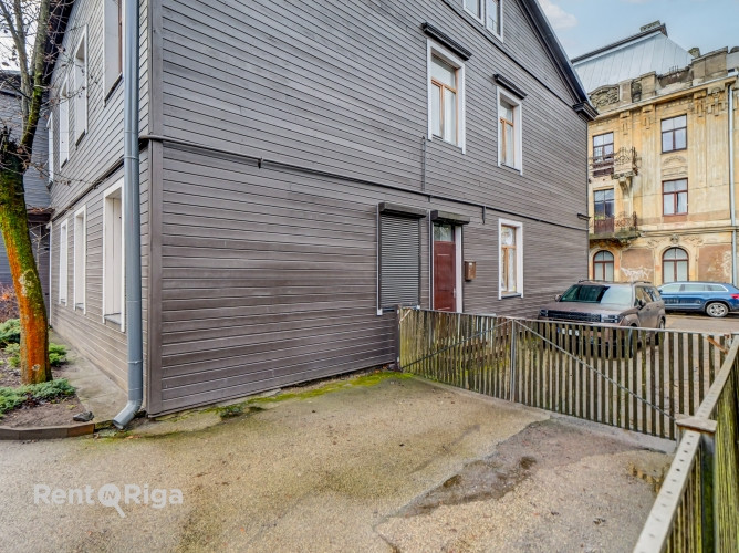 Реновированное двухэтажное деревянное здание в Агенскалнсе.  Общая площадь Рига - изображение 5