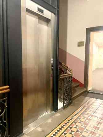 Продаётся просторная квартира площадью 203,6 м2 с двумя входами. Квартиру удобно Rīga