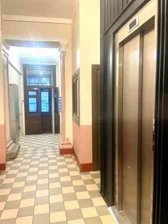 Продаётся просторная квартира площадью 202,9 м2 с двумя входами. Квартиру удобно Rīga