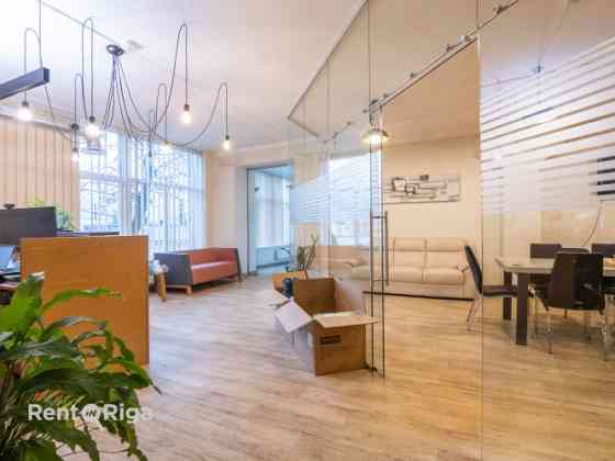 Birojs Dienvidu tila rajonā.  + 1. stāvs; + PLatība sastāv no priekštelpas (sekretariāta), pārrunu t Рига