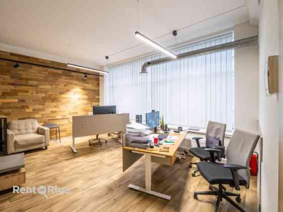 Birojs Dienvidu tila rajonā.  + 1. stāvs; + PLatība sastāv no priekštelpas (sekretariāta), pārrunu t Рига