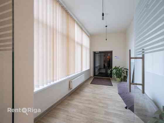 Birojs Dienvidu tila rajonā.  + 1. stāvs; + PLatība sastāv no priekštelpas (sekretariāta), pārrunu t Рига