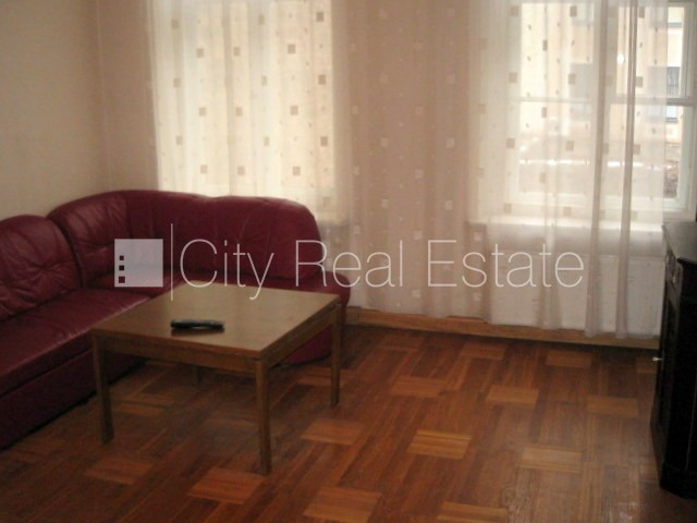 Pagalma māja, slēgta teritorija, ieeja no pagalma, logi vērsti mājas abās pusēs, guļamistabu Rīga - foto 18