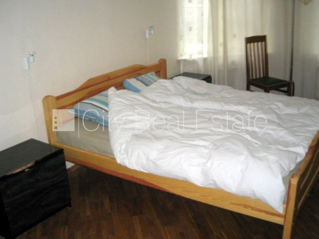 Pagalma māja, slēgta teritorija, ieeja no pagalma, logi vērsti mājas abās pusēs, guļamistabu Rīga - foto 20