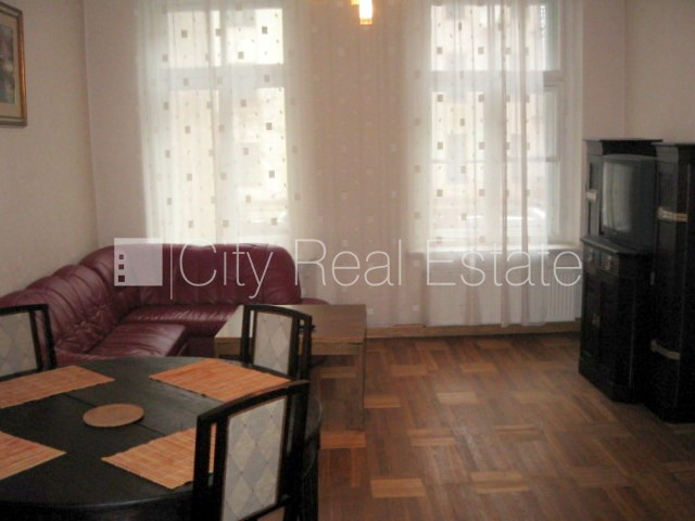 Pagalma māja, slēgta teritorija, ieeja no pagalma, logi vērsti mājas abās pusēs, guļamistabu Rīga - foto 16