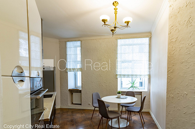 Renovēta māja, slēgts pagalms, ieeja no pagalma, kāpņu telpa pēc kapitālā remonta, logi Rīga - foto 13