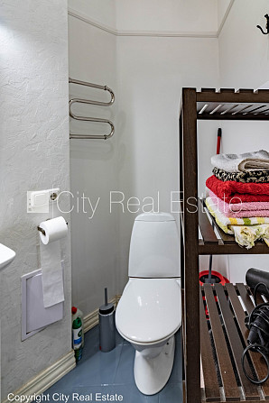 Renovēta māja, slēgts pagalms, ieeja no pagalma, kāpņu telpa pēc kapitālā remonta, logi Rīga - foto 15