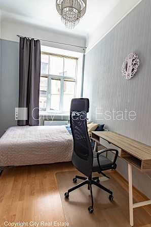 Renovēta māja, slēgts pagalms, ieeja no pagalma, kāpņu telpa pēc kapitālā remonta, logi Rīga - foto 10