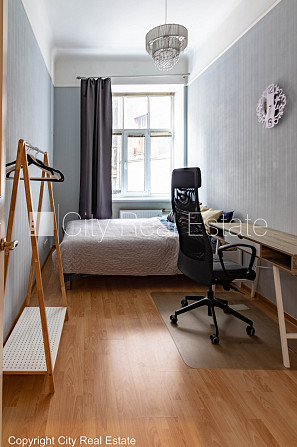 Renovēta māja, slēgts pagalms, ieeja no pagalma, kāpņu telpa pēc kapitālā remonta, logi Rīga - foto 9