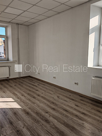 Здание во дворе, реновированный дом, закрытый двор, въездные ворота оснащены Рига - изображение 18