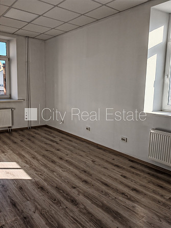 Здание во дворе, реновированный дом, закрытый двор, въездные ворота оснащены Рига - изображение 17