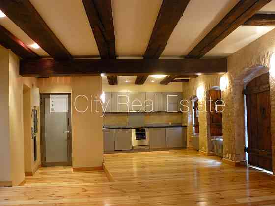 Фасадный дом, реставрированный дом, вход с улицы, лифт, окна выходят в обе стороны Рига