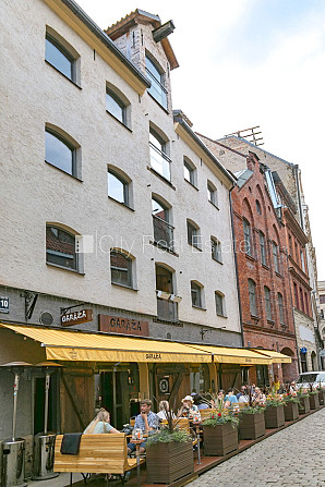 Fasādes māja, restaurēta māja, ieeja no ielas, ir lifts, logi vērsti mājas abās pusēs, Rīga - foto 17