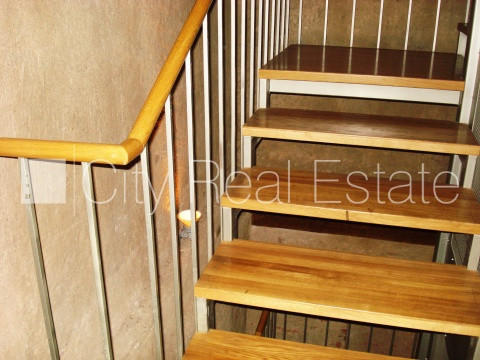 Fasādes māja, restaurēta māja, ieeja no ielas, ir lifts, logi vērsti mājas abās pusēs, Rīga - foto 15